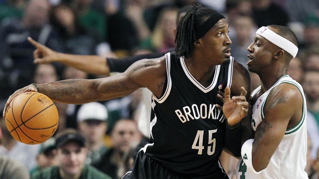 Gerald Wallace (vlevo) z Brooklynu se pokou petlait Jasona Terryho z Bostonu.