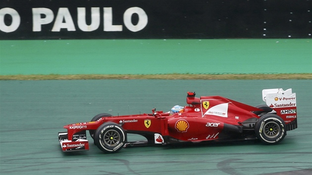 VYZYVATEL. Fernando Alonso se na trati Velk cen Brazlie sna smazat tinctibodovou ztrtu na Sebastiana Vettela. 