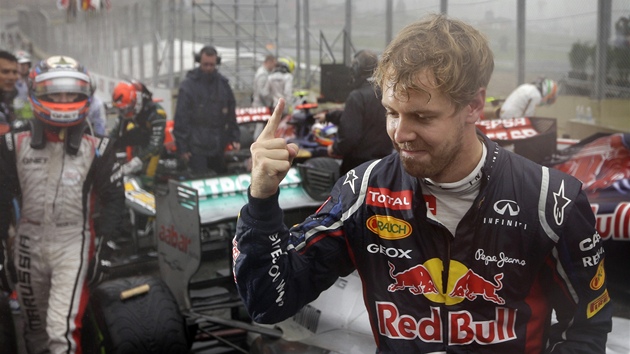 VTZN GESTO. Vettel po zvod v Brazlii strvil dlouh chvle se zdvienm prstem. 