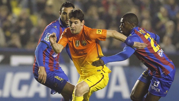 NECHYTATELN. Barcelonsk fotbalista Lionel Messi snadnou proklouzl obranou Levante. 
