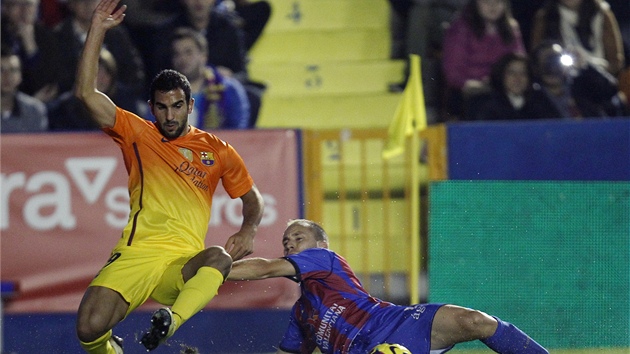 STHNU T.  Juanlu Gomez z Levante sah po Martinu  Torralbovi z Barcelony.