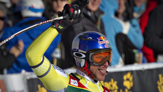 Axel Lund Svindal se raduje z vtzstv v superobm slalomu v Lake Louis. 