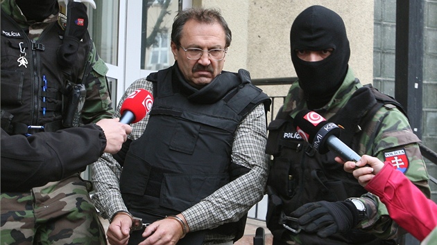Policie odv zvolenskho stelce do Bansk Bystrice (22. listopadu 2012)