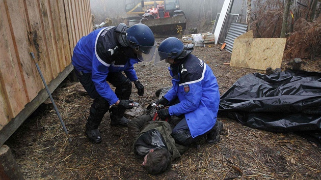 Francouzsk policie zasahuje proti odprcm stavby letit u Nantes.