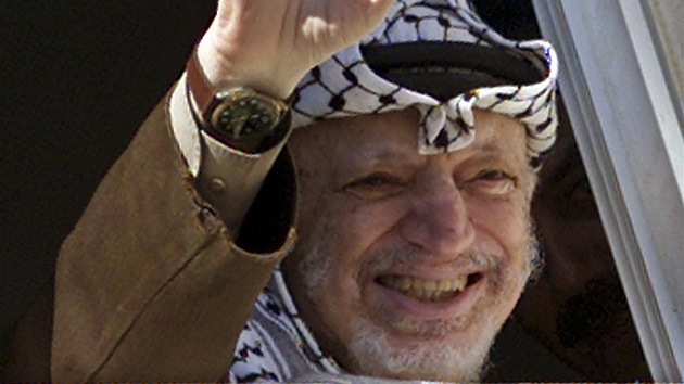 Jsir Arafat mv svm pznivcm z okna svho sdla v Ramallhu v jnu 2003, tedy rok ped svou smrt. 