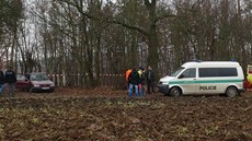 Felicii s mrtvými mu�i a �enou nalezli strá�níci zaparkovánu na okraji lesa.