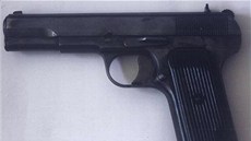 Pistole, kterou polská policie zabavila v byt mue podezelého z chystaného