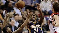 Zakonuje Paul George z Indiany, brání ho hrái Washingtonu Bradley Beal