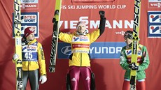 Severin Freund, Thomas Morgenstern a Anders Bardal pózují fotograf�m na