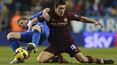 PETAHOVANÁ. Gareth Barry z Manchesteru City (vpravo) svádí urputný souboj s