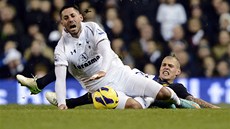 KOSA. Clint Dempsey z Tottenhamu (v bílém) padá po tvrdém skluzu liverpoolského