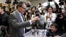 Pedseda katalánské vlády Artur Mas pi odevzdávání svého hlasu.