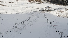 Pohled z vyhlídky Top of Tyrol na centrální sjezdovky a restauraci Eisgrat