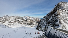 Pohled z vyhlídky Top of Tyrol. Vpravo vrchol Schaufelspitze (3 333m)