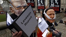 Aktivisté pevleení z mediálního magnáta Ruperta Murdocha (vlevo) a britského
