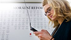 Výtvarníci ze skupiny Ztohoven nechali návtvníky výstavy v galerii DOX