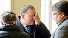 Bývalý �editel pra�ských strá�ník� Vladimír Kotrou� (uprost�ed) u M�stského