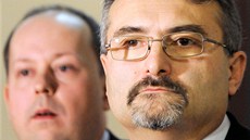 �editel V�eobecné zdravotní poji��ovny Pavel Horák (vpravo) i p�edseda správní