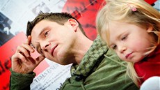 Redaktor MF DNES Tomá� Polá�ek s dcerou Apolenkou p�i videochatu na iDNES.cz