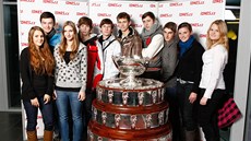 VELKÝ ZÁJEM. Do sídla redakce iDNES.cz se na slavný Davis Cup pily podívat