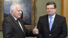 Prezident Václav Klaus a odstupující ministr obrany Alexandr Vondra na Praském