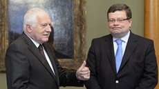 Prezident Václav Klaus a odstupující ministr obrany Alexandr Vondra na Pra�ském