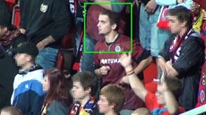 Jeden z výtrník, kteí v záí ádili na fotbalovém zápase dvou praských