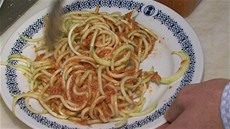 Cuketové špagety už jen jednoduše promíchejte s rajčatovou omáčkou.