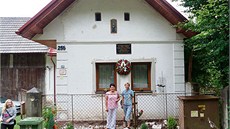 Starostka Dolních Vilémovic Jitka Bou�ková (vlevo) stojí p�ed rodným domem