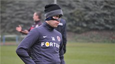 Úto�ník Václav Kadlec v ochranné masce