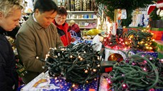 Prodej vánoních svtelných etz na trnici.
