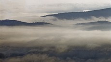 Tak vypadá inverzní oblanost na Pancíi. Vrcholky umavských hor jsou ozáeny sluncem, ale pod píkrovem mrak je zataeno a mlhavo.