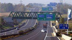 Exit Cheb sever na rychlostní silnici R6. Zmatenému cizinci v mercedesu se