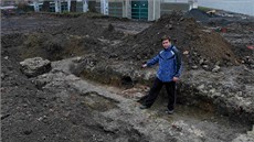 Archeolog Zden�k Schenk ukazuje dal�í �ást �eskobratrské �koly, tentokrát