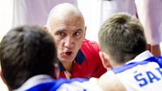 Kenneth Scalabroni d�razn� domlouvá svým sv��enc�m z USK Praha.