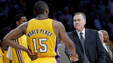 Mike D´Antoni, nový trenér LA Lakers, d�kuje svému sv��enci Mettu World