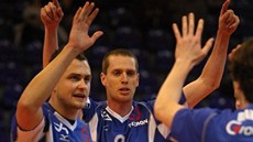 Radost zlínských volejbalist Michala echmánka (vlevo) a Pavla Koláe.