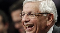 TO JE RADOSTI. David Stern, komisioná NBA, v publiku zápasu Brooklyn - New