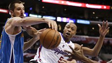 Caron Butler (vpravo) z LA Clippers v souboji s Ryanem Andersonem z New Orleans.