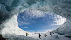 Ledovcová jeskyn je zajímavým zpestením lyování.