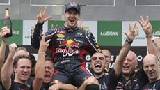 NA RAMENOU. Sebastian Vettel si u uívá mistrovské oslavy. 