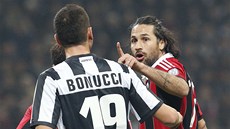 HÁDKA. Mario Yepes z AC Milán diskutuje s Leonardem Bonucci z Juventusu. 