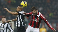 HLAVIKA. Milánský Antonio Nocerino svádí souboj s Arturo Vidalem z Juventusu. 