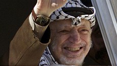 Jásir Arafat mává svým píznivcm z okna svého sídla v Ramalláhu v íjnu 2003,