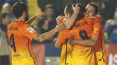 RADOST BARCELONY. Fotbalisté katalánského klubu oslavují gól do sít Levante.