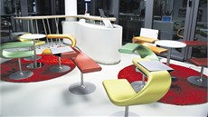 Kancelá� firmy Google na pra�ském Smíchov� je p�edev�ím hodn� barevná.