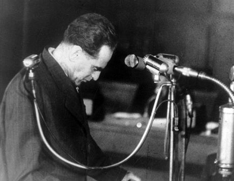 Rudolf Slánský se kaje ped soudem v listopadu roku 1952.