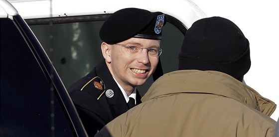 Americký vojín Bradley Manning přijíždí k soudu na základně Fort Meade (30....