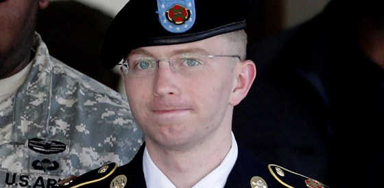 Americký vojín Bradley Manning pijídí k soudu na základn Fort Meade (30....