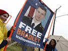 Stoupenci vojína Bradleyho Manninga ped základnou Fort Meade (30. listopadu...